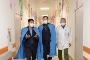 Глава области А. Б. Шахаров поздравил детей с Новым годом