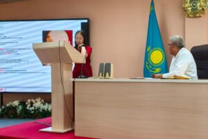 Аурухананың кезекті өндірістік жиналысында қабылдау бөлімшесінің педиатр дәрігері Г.С.Бертлеуова медицина қызметкерлерінің назарына балалар арасындағы вирустік инфекциялар туралы презентациялық баяндама ұсынып, күз – қыс маусымының басталуымен вирустік инфекциялардың асқынуымен жүгінген балалар санының өсе бастағанын айта өтті.